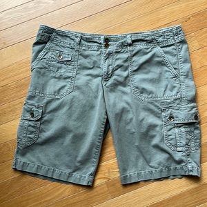 American Eagle cargo Bermuda shorts 12